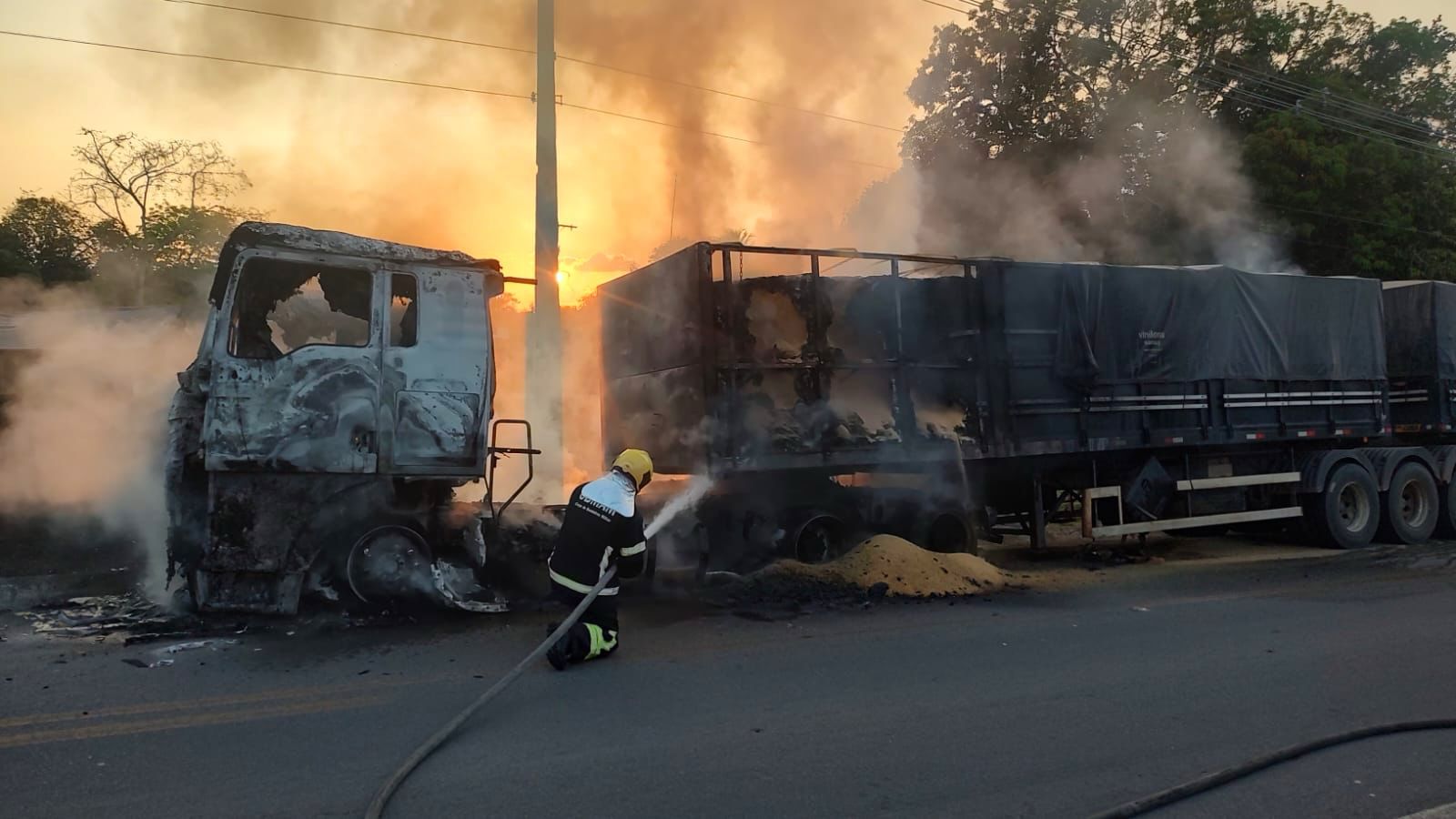 Bombeiros apagaram as chamas da carreta na tarde de terça-feira (23) - Foto: Divulgação/CBMAM
