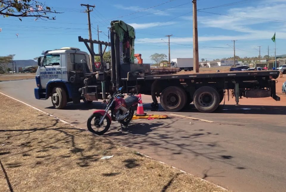Motociclista morre após acidente com caminhão-guincho na avenida LO-19 em Palmas