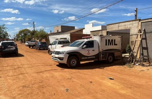 Mulher é encontrada morta com perfurações em residência no Loteamento Água Boa, em Palmas/TO.