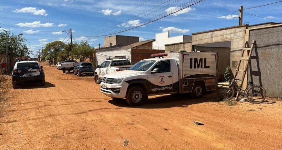 Mulher é encontrada morta com perfurações em residência no Loteamento Água Boa, em Palmas/TO.