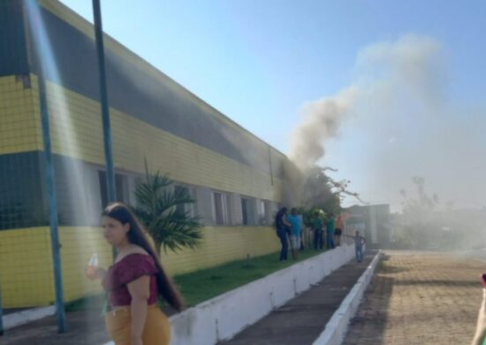 Curto-circuito causa incêndio em sala da Prefeitura de Arapoema-TO