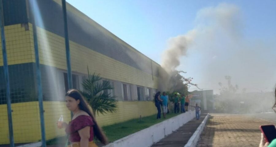 Curto-circuito causa incêndio em sala da Prefeitura de Arapoema-TO