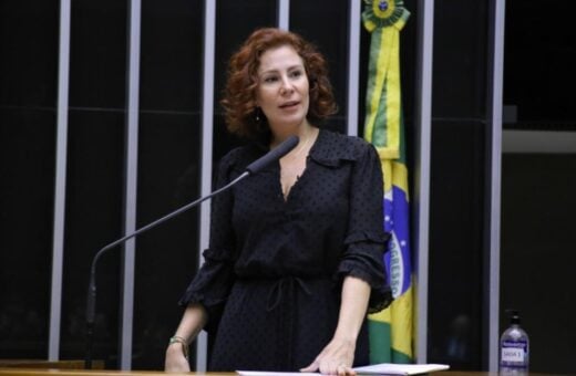 Polícia Federal adia o depoimento de Carla Zambelli referente à suspeita de contratar hacker