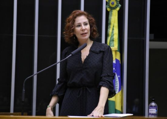 Polícia Federal adia o depoimento de Carla Zambelli referente à suspeita de contratar hacker