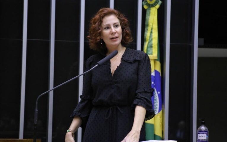 Polícia Federal adia o depoimento de Carla Zambelli referente à suspeita de contratar hacker