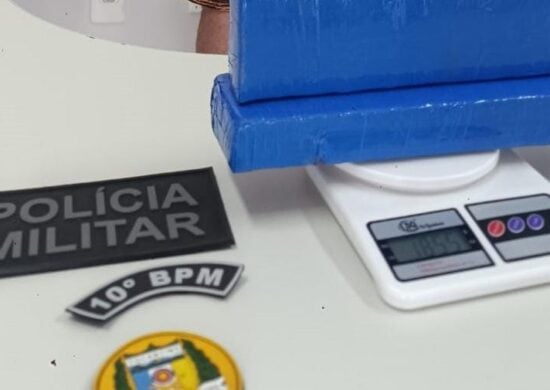 PM apreende com dupla quase dois quilos de drogas