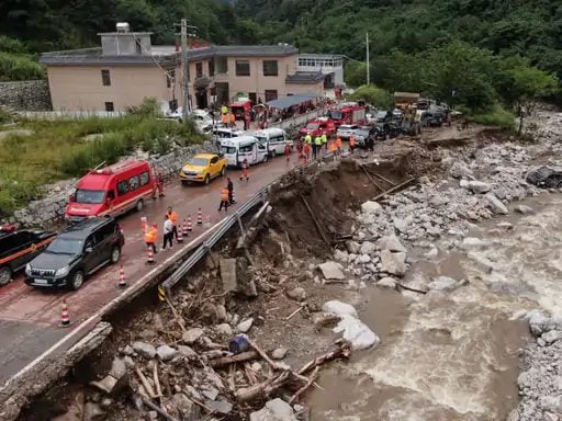 deslizamento de terra e uma enchente repentina na noite de sexta, danificaram uma rodovia - Foto: Reprodução | Twitter@DainikBhaskar