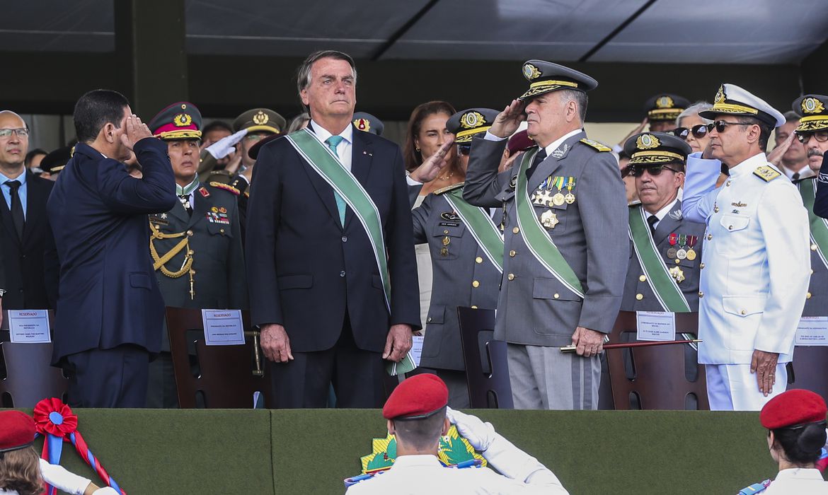 Eleitores do ex-presidente Bolsonaro têm queda de confiança nas Forças Armadas