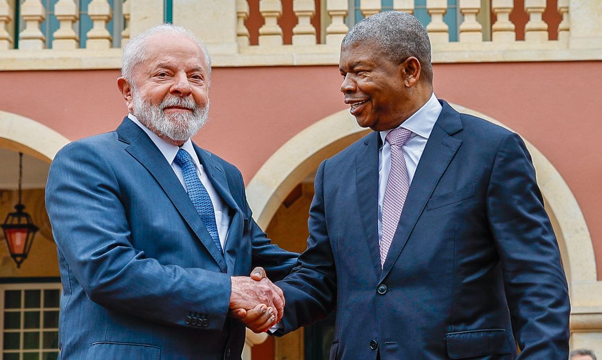Em Angola, Lula diz que estuda abertura de consulado em Luanda