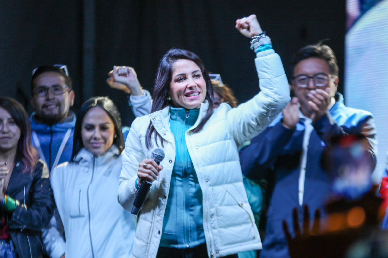 Equador terá 2º turno entre candidata da esquerda e empresário liberal