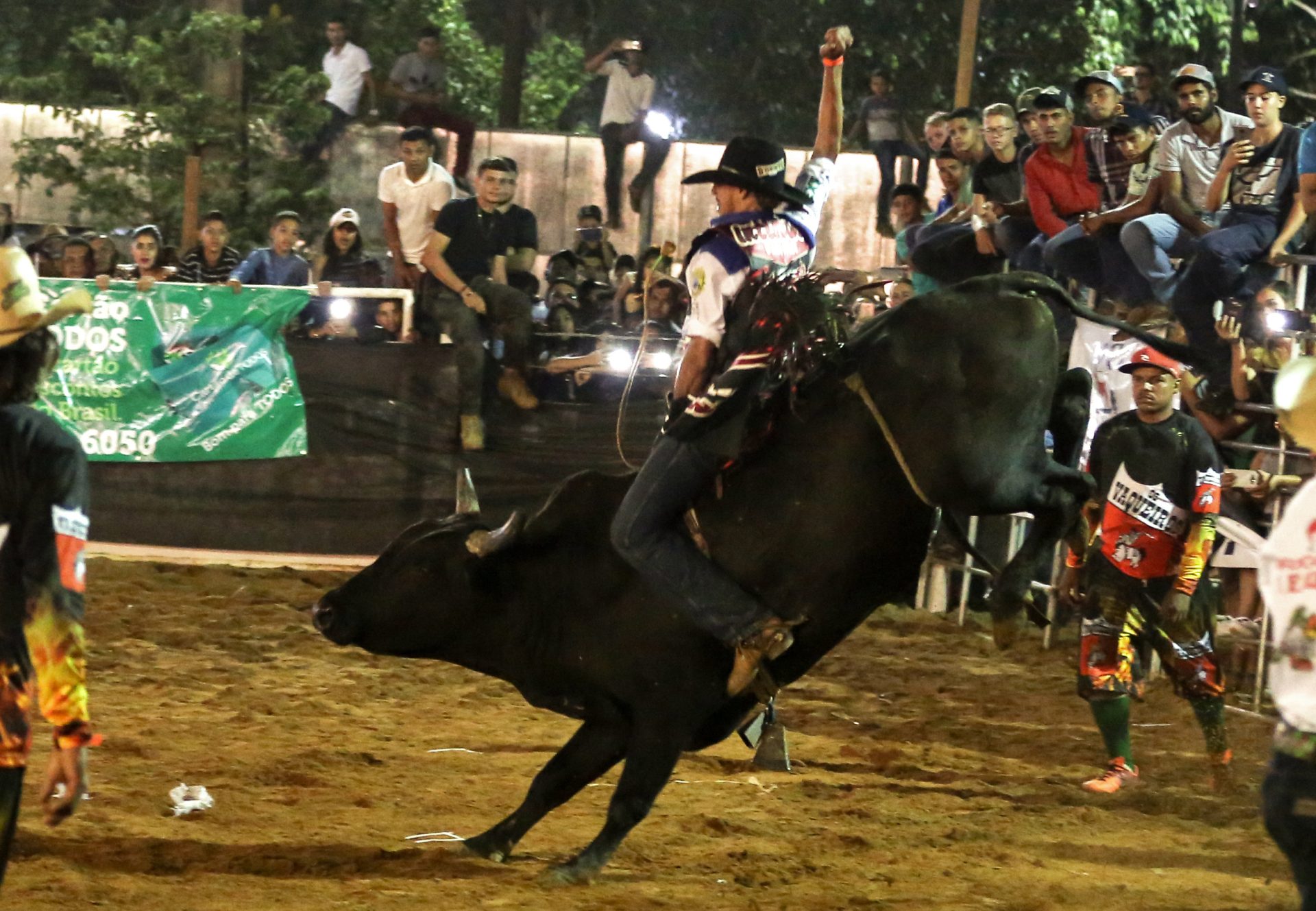 Rodeio em touros na Expoacre 2023 segue até domingo (6) e competições ocorrem das 20h às 23h – Foto: Marcos Vicentti/Secom