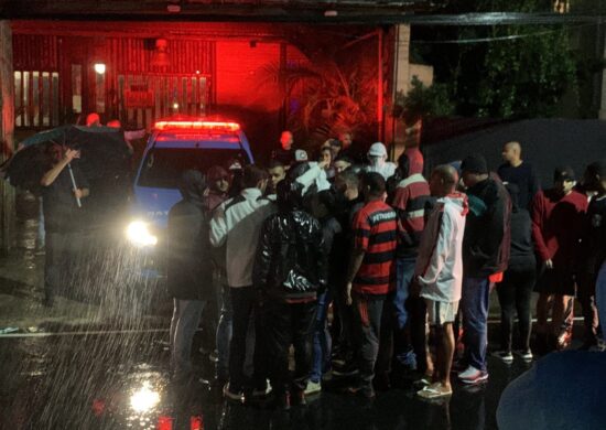 Torcedores Rubro Negro fazem protesto em frente ao local da festa de aniversário de Gabigol, no Rio de Janeiro - Foto: Reprodução/ X @ChoqueiFla1895