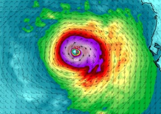 Idalia passou de uma depressão tropical a uma tempestade tropical no domingo, enquanto se movia sobre partes da Península de Yucatán, no México - Foto: Reprodução/Twitter@zoom_earth