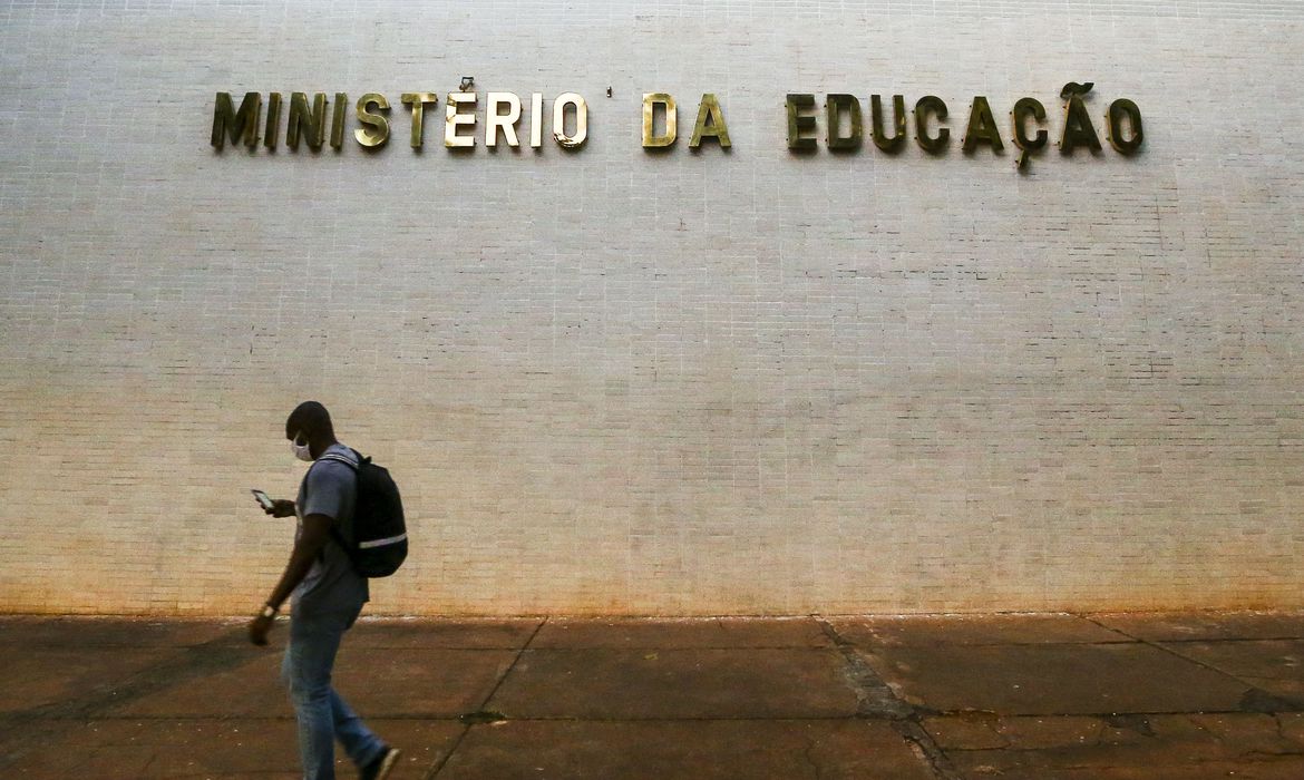 Governo federal bloqueia verba de R$ 201 milhões na educação básica