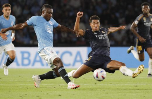 Jude Bellingham, do Real Madrid, disputa lance com Joseph Aidoo, do Celta de Vigo, em partida válida pelo Campeonato Espanhol - Foto Lalo R. Villar:Associated Press:Estadão Conteúdo