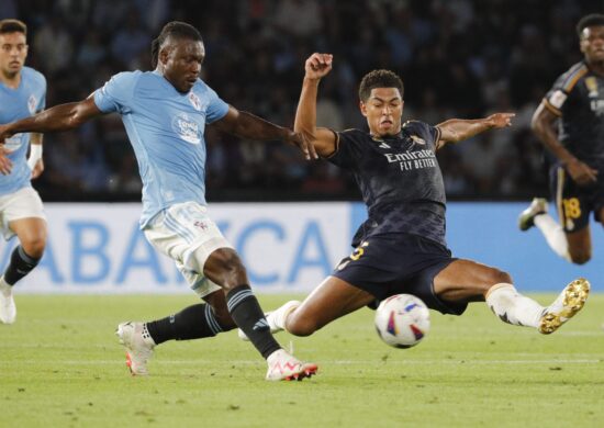 Jude Bellingham, do Real Madrid, disputa lance com Joseph Aidoo, do Celta de Vigo, em partida válida pelo Campeonato Espanhol - Foto Lalo R. Villar:Associated Press:Estadão Conteúdo