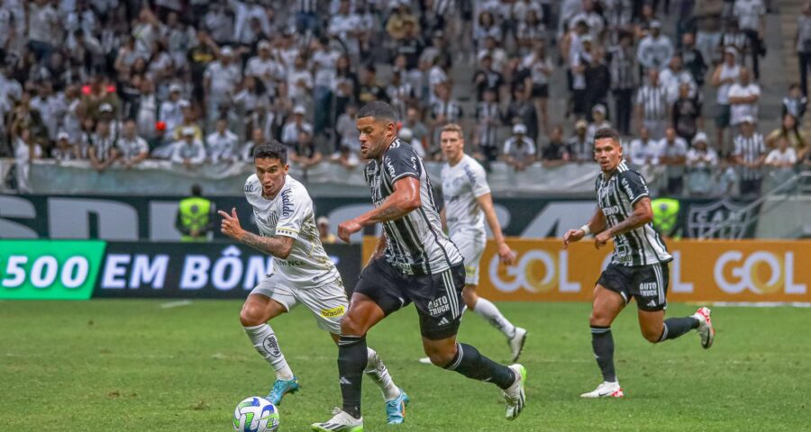 Lance durante partida entre Atlético-MG e Santos, válido pelo Campeonato Brasileiro Série A, realizado neste domingo (27) - Foto: Átila Kassius/Futura Press/Estadão Conteúdo