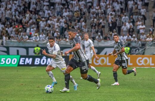 Lance durante partida entre Atlético-MG e Santos, válido pelo Campeonato Brasileiro Série A, realizado neste domingo (27) - Foto: Átila Kassius/Futura Press/Estadão Conteúdo