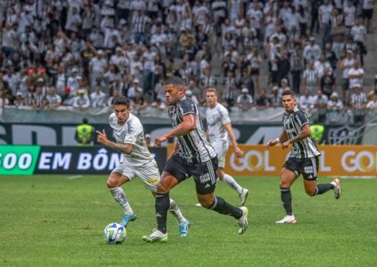 Lance durante partida entre Atlético-MG e Santos, válido pelo Campeonato Brasileiro Série A, realizado neste domingo (27) - Foto: Átila Kassius/Futura Press/Estadão Conteúdo