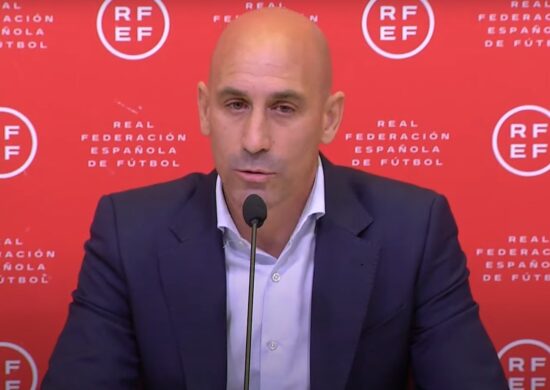 Em vídeo, Luis Rubiales se pronuncia e pede desculpas por beijar Jennifer Hermoso - Foto: Reprodução/ RFEF