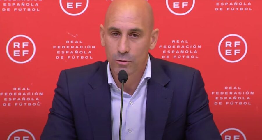 Em vídeo, Luis Rubiales se pronuncia e pede desculpas por beijar Jennifer Hermoso - Foto: Reprodução/ RFEF