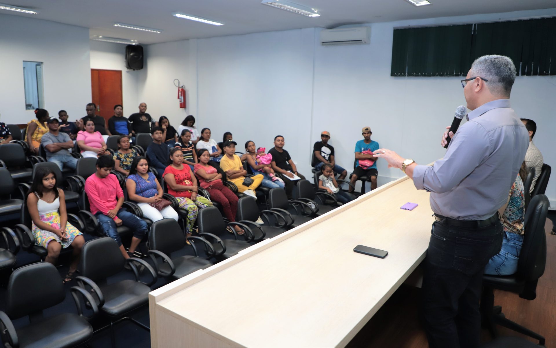 Para sanar a barreira da comunicação, em março deste ano, a prefeitura e o IFTO (Instituto Federal do Tocantins) mobilizaram 20 imigrantes, entre cubanos e venezuelanos, para aprenderem português