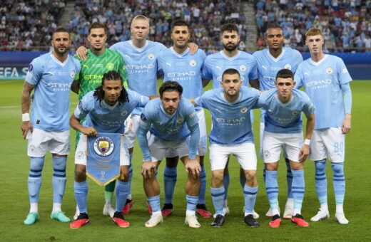 Time posado do Manchester City antes da partida contra o Sevilla pela Supercopa da UEFA, realizada no Estádio Georgios Karaiskakis, em Pireu, nos arredores de Atenas, na Grécia - Foto: Thanassis Stravrakis/ Associated Press/ Estadão Conteúdo