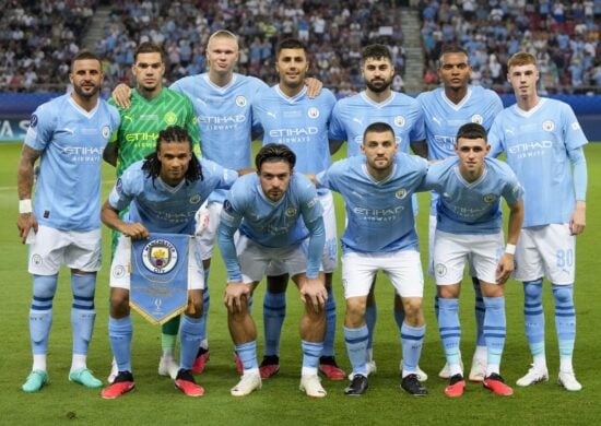 Time posado do Manchester City antes da partida contra o Sevilla pela Supercopa da UEFA, realizada no Estádio Georgios Karaiskakis, em Pireu, nos arredores de Atenas, na Grécia - Foto: Thanassis Stravrakis/ Associated Press/ Estadão Conteúdo