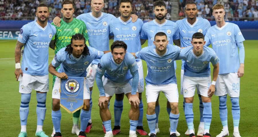 Time posado do Manchester City antes da partida contra o Sevilla pela Supercopa da UEFA, realizada no Estádio Georgios Karaiskakis, em Pireu, nos arredores de Atenas, na Grécia - Foto: Thanassis Stravrakis/ Associated Press/ Estadão Conteúdo