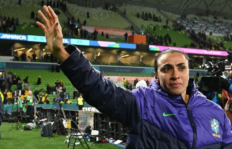 Marta Viera, maior artilheira de todos os tempos do futebol feminino e masculino. A Rainha recebe homenagem do presidente da FIFA, Gianni Infantino - Foto: Reprodução/ Instagram @nwsl @martavsilva10