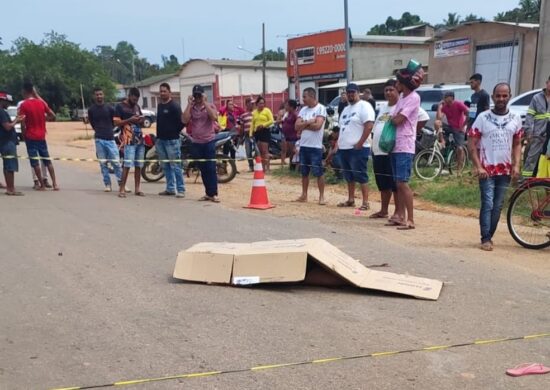 Vítima foi atropelada pelo caminhão após saltar de moto – Foto: Polícia Militar/AC