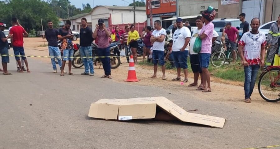 Vítima foi atropelada pelo caminhão após saltar de moto – Foto: Polícia Militar/AC