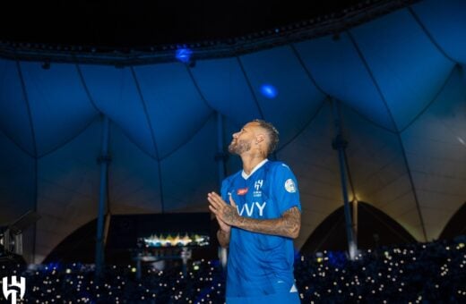 Neymar é apresentado na Arábia em estádio lotado