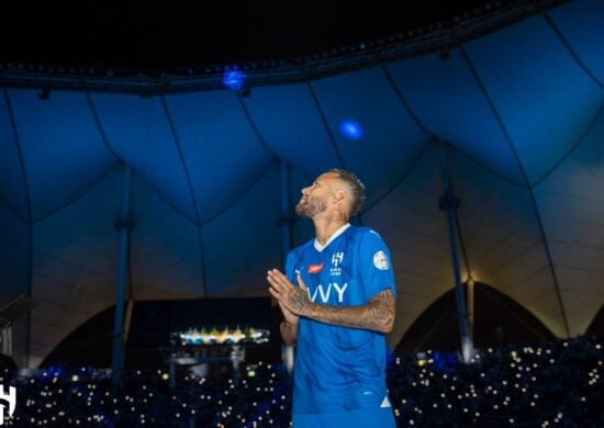 Neymar é apresentado na Arábia em estádio lotado