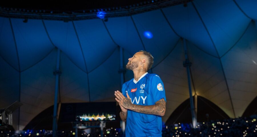 Neymar é apresentado na Arábia em estádio lotado