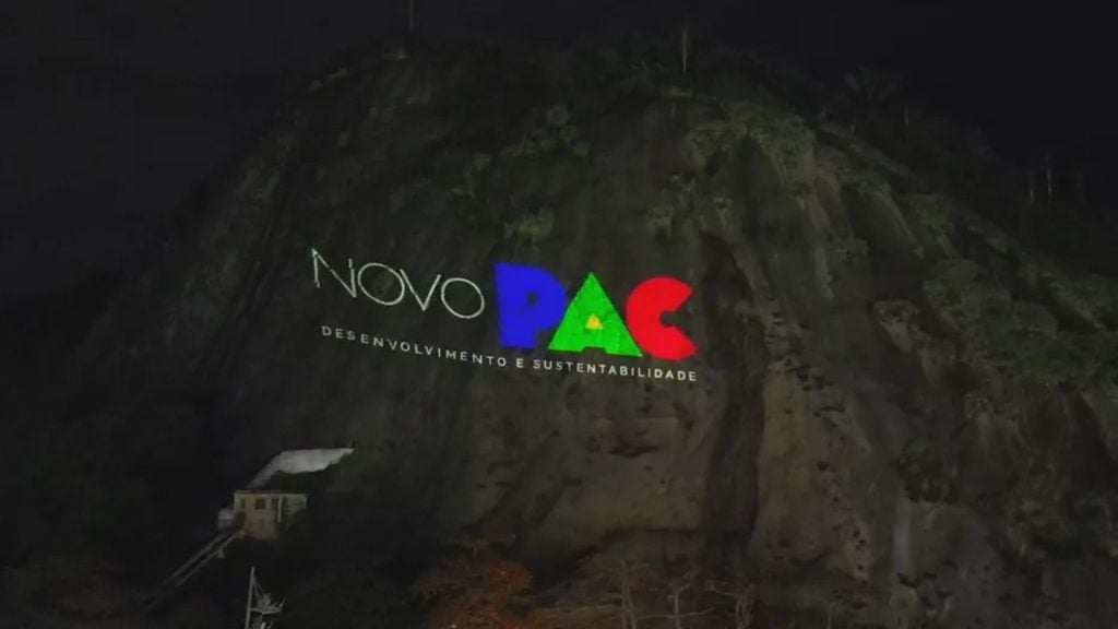 Anúncio do Novo PAC em projeção na Pedra do Leme, no Rio de Janeiro — Foto: Reprodução/Secretaria de Comunicação da Presidência