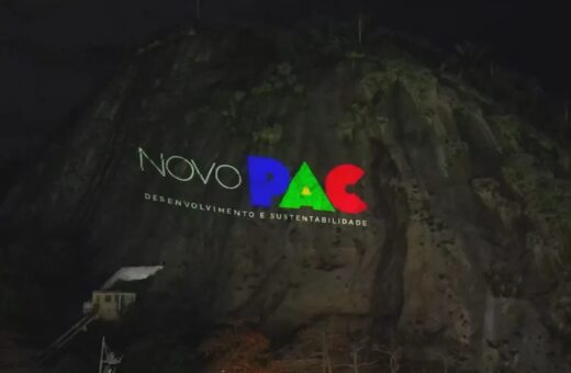 Anúncio do Novo PAC em projeção na Pedra do Leme, no Rio de Janeiro — Foto: Reprodução/Secretaria de Comunicação da Presidência