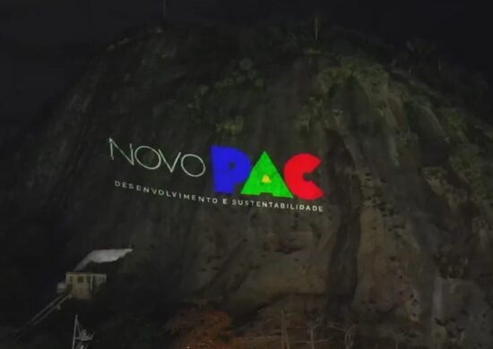 Anúncio do Novo PAC em projeção na Pedra do Leme, no Rio de Janeiro — Foto: Reprodução/Secretaria de Comunicação da Presidência