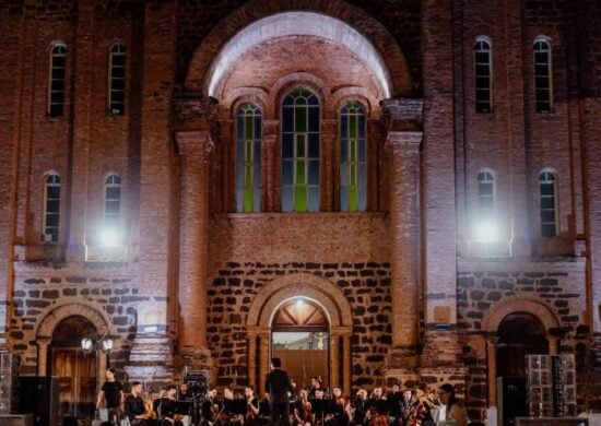 Entre o Rio Tocantins e a igreja Nossa Senhora das Mercês, Orquestra Viva Música se apresenta em Porto Nacional