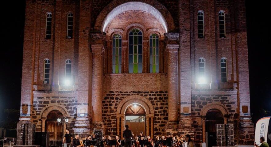 Entre o Rio Tocantins e a igreja Nossa Senhora das Mercês, Orquestra Viva Música se apresenta em Porto Nacional