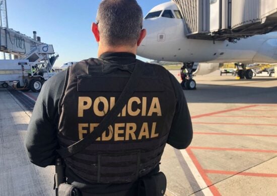 PF apreende drogas dentro de suplemento e no fundo de panelas em aeroporto