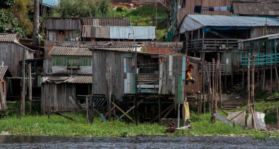 Palafitas no Rio Nego em Manaus, moradores em situação de pobreza - Fotos: João Viana/ Semcom