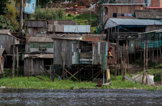 Palafitas no Rio Nego em Manaus, moradores em situação de pobreza - Fotos: João Viana/ Semcom