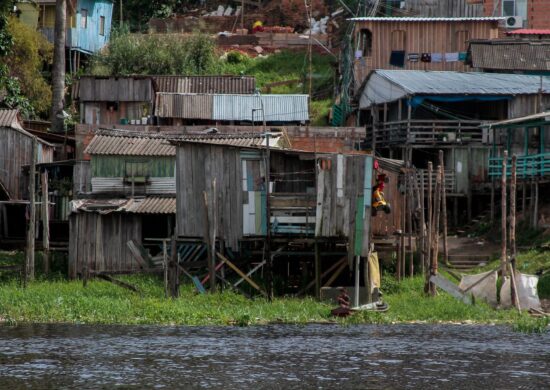 Palafitas no Rio Nego em Manaus, moradores em situação de pobreza - Fotos: João Viana/ Semcom