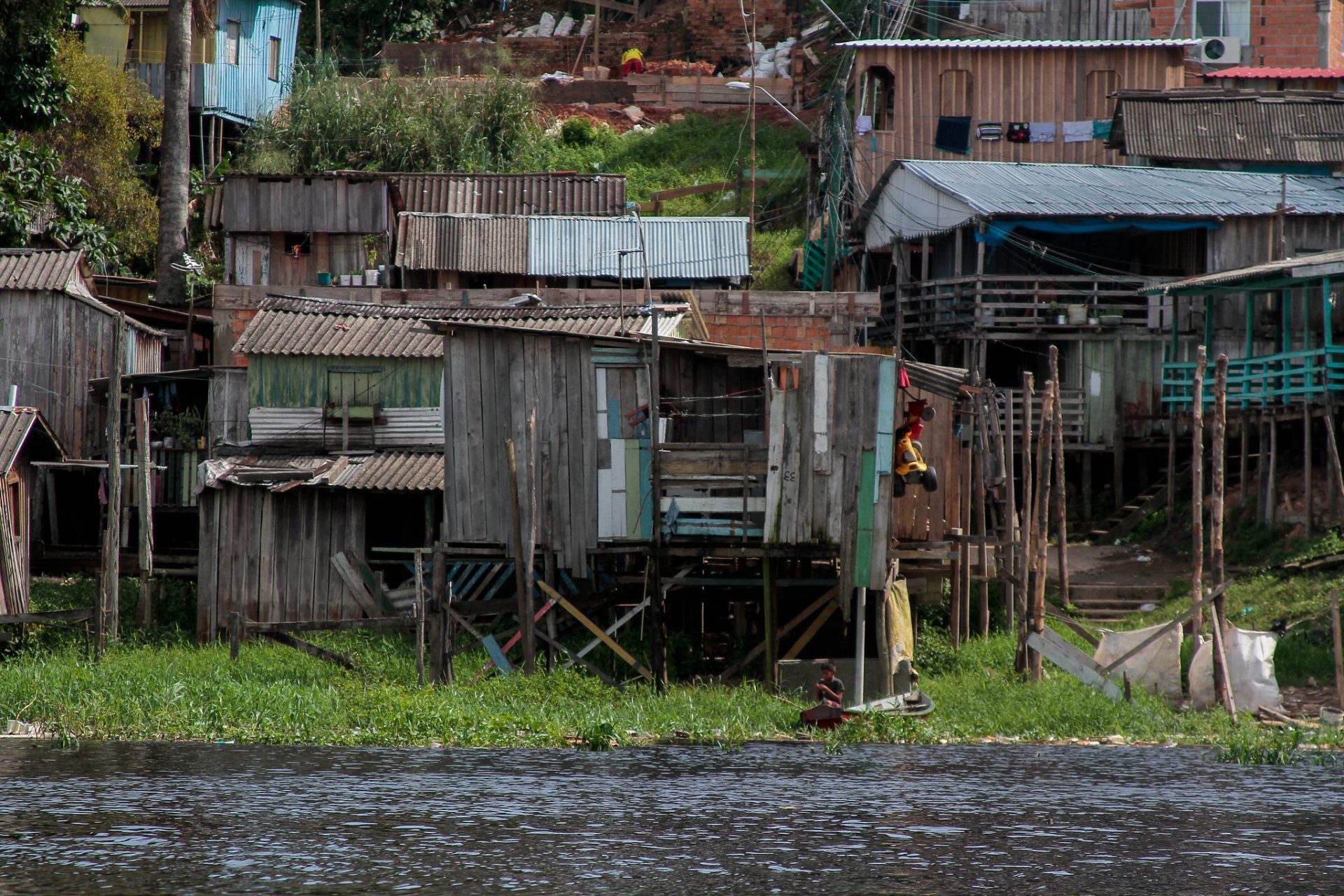Palafitas no Rio Nego em Manaus, moradores em situação de pobreza - Fotos: João Viana/ Semcom