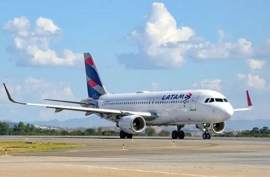 Piloto da Latam passa mal durante voo