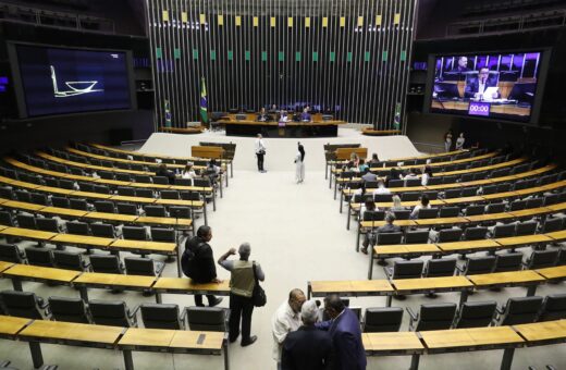 A Câmara decide aprovar requerimento de urgência para acelerar a tramitação do projeto de lei que prorroga a desoneração da folha de pagamento - Foto: Bruno Spada/Câmara dos Deputados