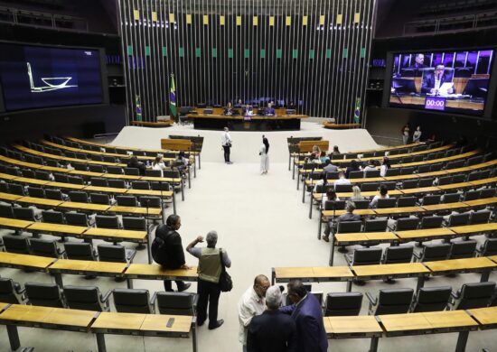 A Câmara decide aprovar requerimento de urgência para acelerar a tramitação do projeto de lei que prorroga a desoneração da folha de pagamento - Foto: Bruno Spada/Câmara dos Deputados