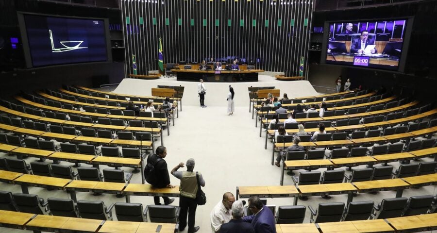 A Câmara decide aprovar requerimento de urgência para acelerar a tramitação do projeto de lei que prorroga a desoneração da folha de pagamento - Foto: Bruno Spada/Câmara dos Deputados