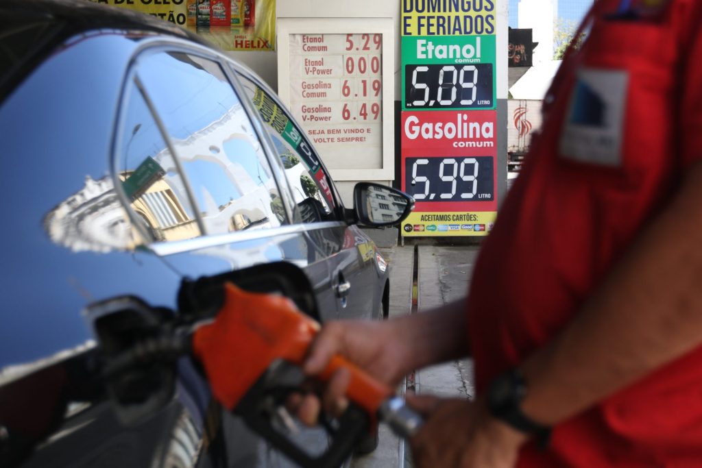 Preço da gasolina sobe para R$ 2,93 por litro nas refinarias